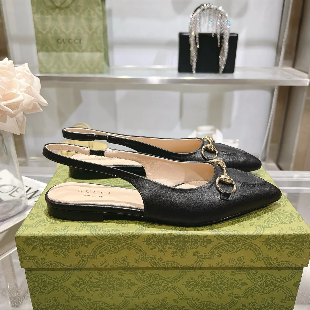 👟👟Ex-factory price 440👟👟 (genuine leather sole +40) Gucci Original GG canvas adds dazzling essence to these slingback pumps. Brown leather piping and light gold-toned hardware are complemented by beige and brown graphics. The pointed toe, elasticated straps and low heel all work together to create a comfortable fit. Upper: Made of first-layer imported patent cowhide/sheepskin lining. Outsole: Rubber non-slip outsole/genuine leather outsole. Size: 35-42 (34/41 42 customized, non-refundable)​